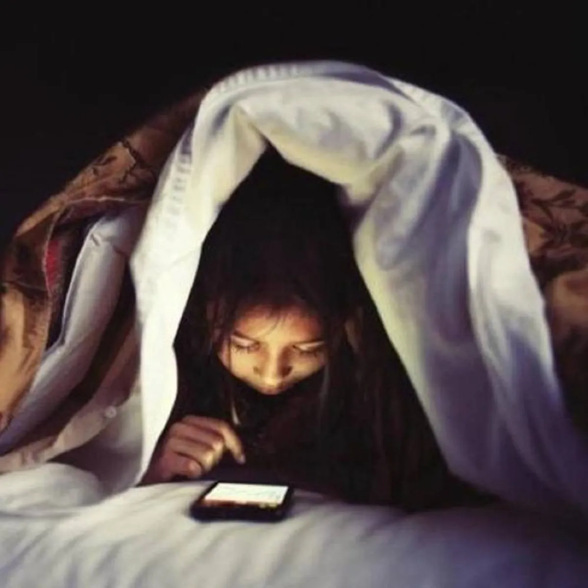 صورة لطفل مع الهاتف