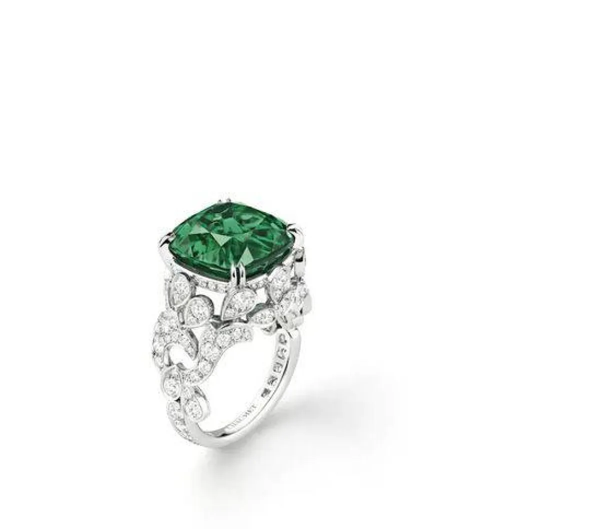 خاتم مرصع بالزمرد والألماس من شوميه Chaumet