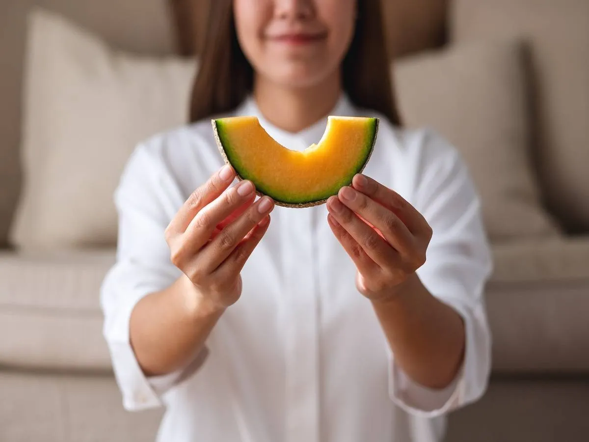 صورة لحامل تتناول الكانتالوب