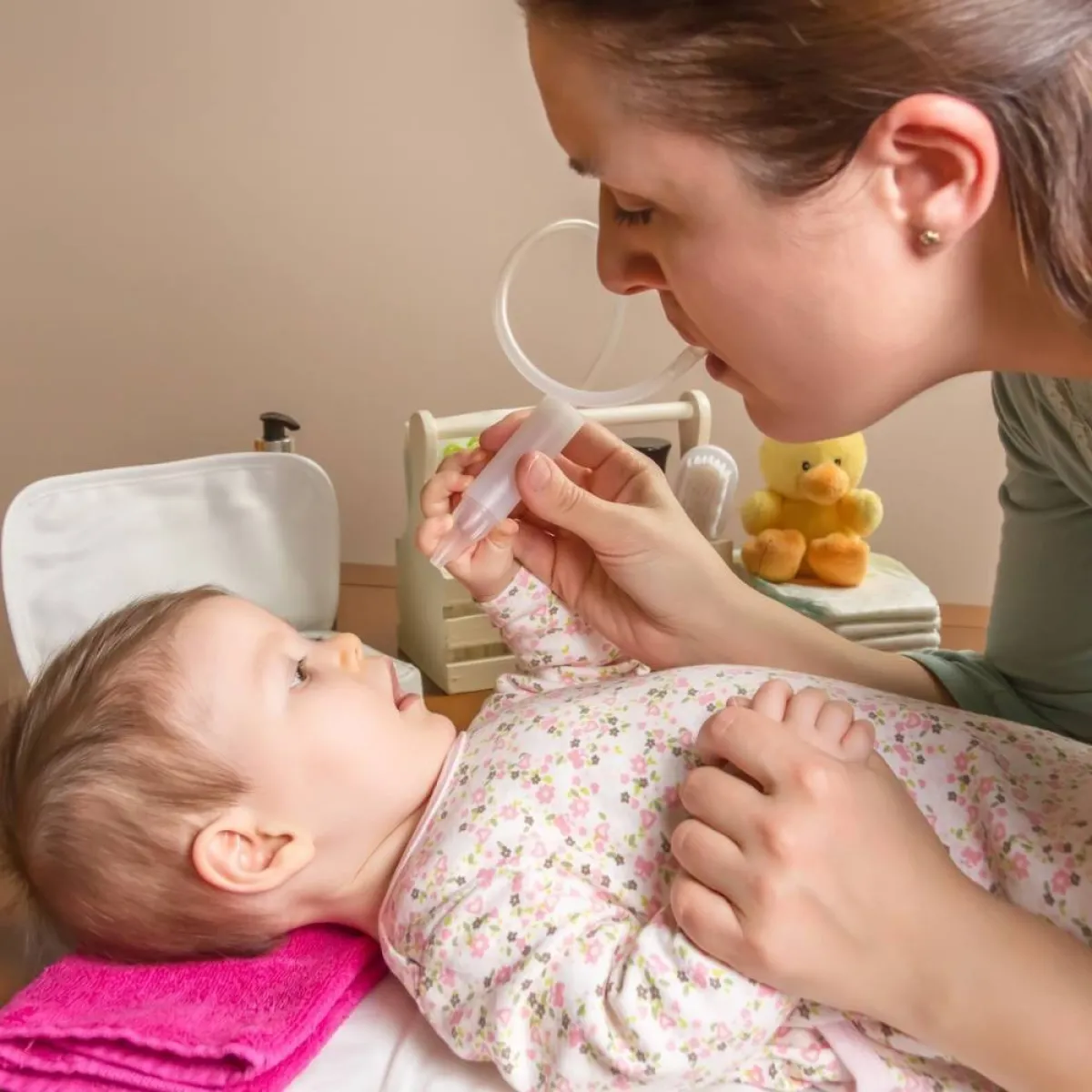 صورة لأم تنظف فم الرضيع