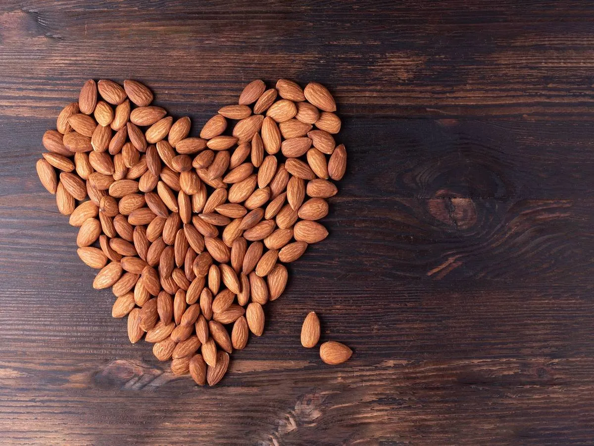 صورة لحفنة من اللوز