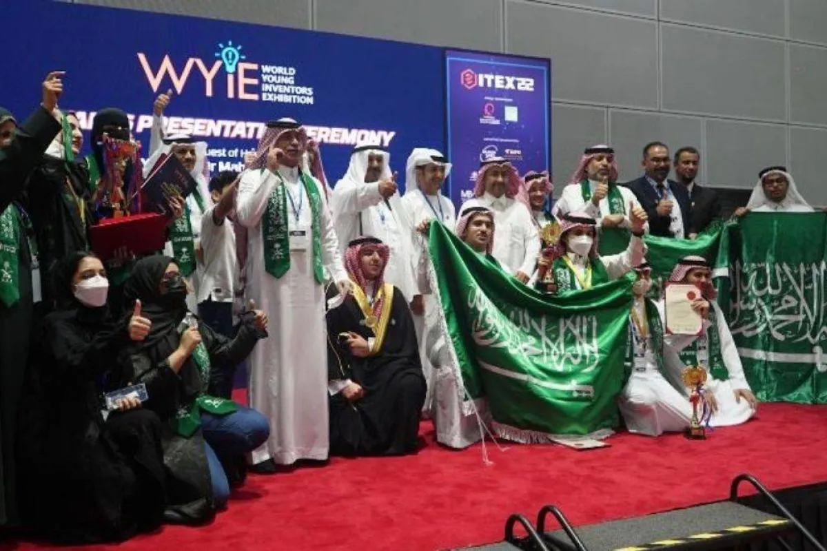 تظهر الصورة الطلاب والطالبات المشاركيk في ITEX22 مصدر الصورة ميمونة فطاني