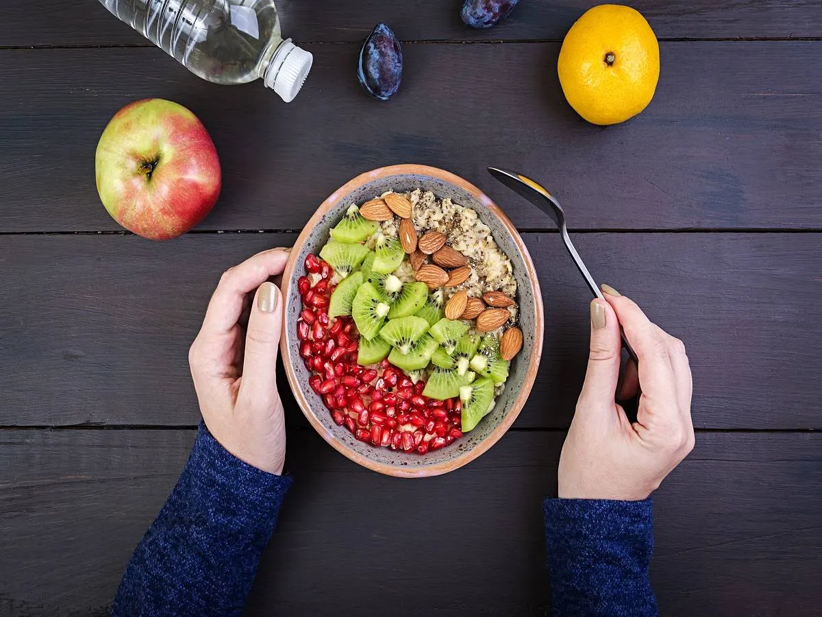 صورة لحامل تتناول اللوز والفواكه