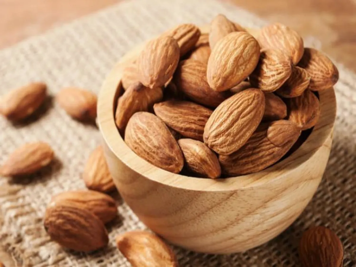 صورة لطبق من اللوز