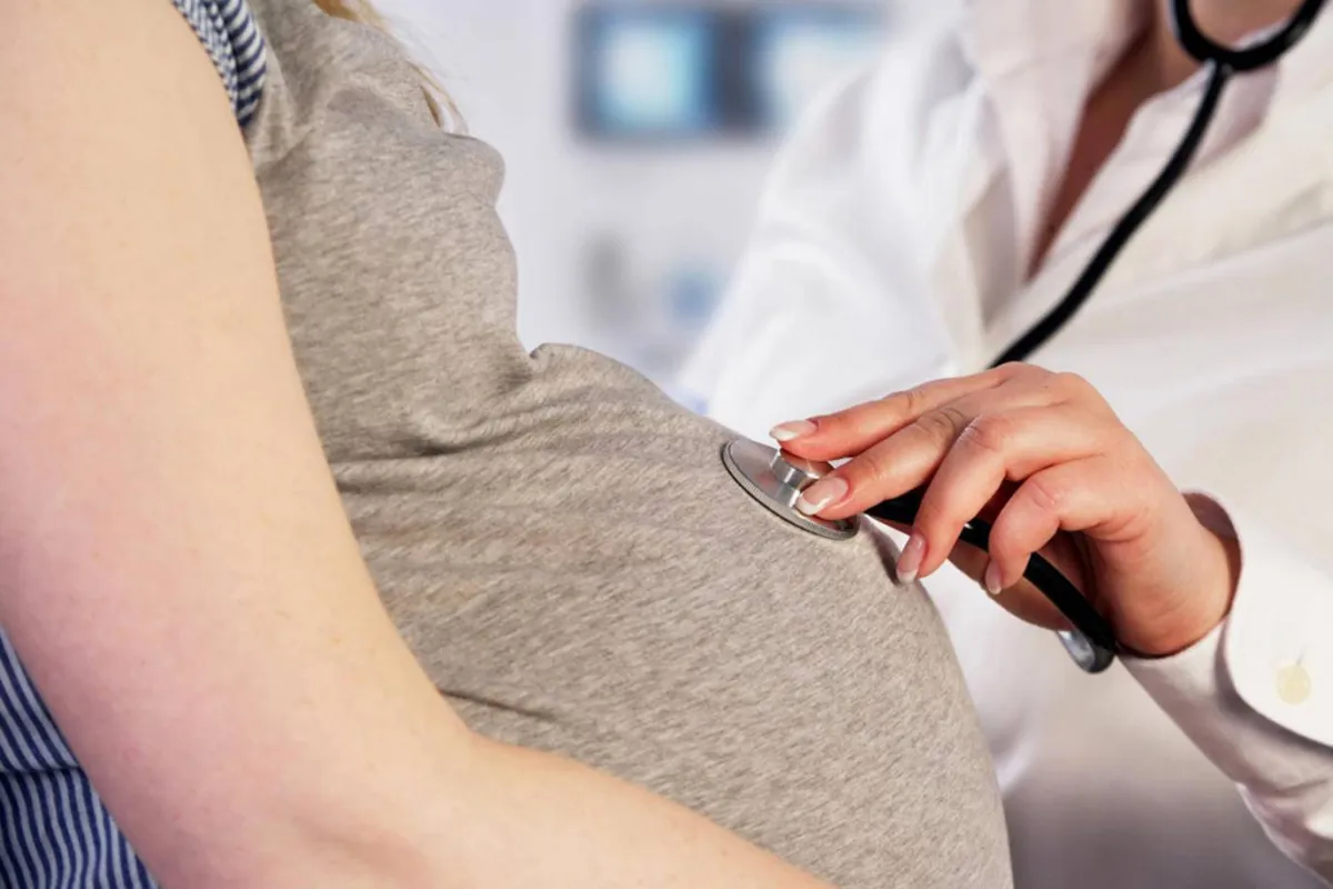 صورة لطبيب يقوم بتشخيص مشاكل الهضم للحامل