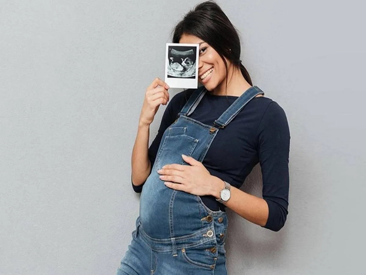 صورة لحامل تحمل صورة أشعة 