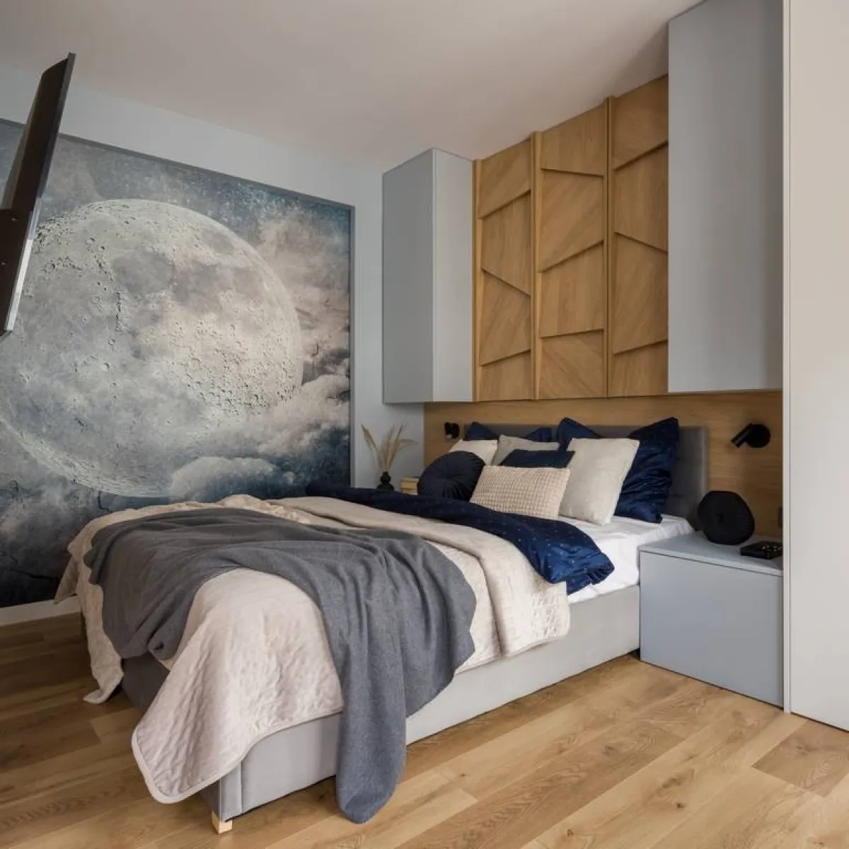 من المناسب تثبيت لوحة ضخمة على الجدار، في الغرفة الضيّقة