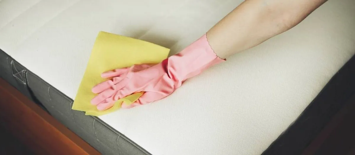 وصفات منزليّة تنظّف البقع عن مرتبة السرير