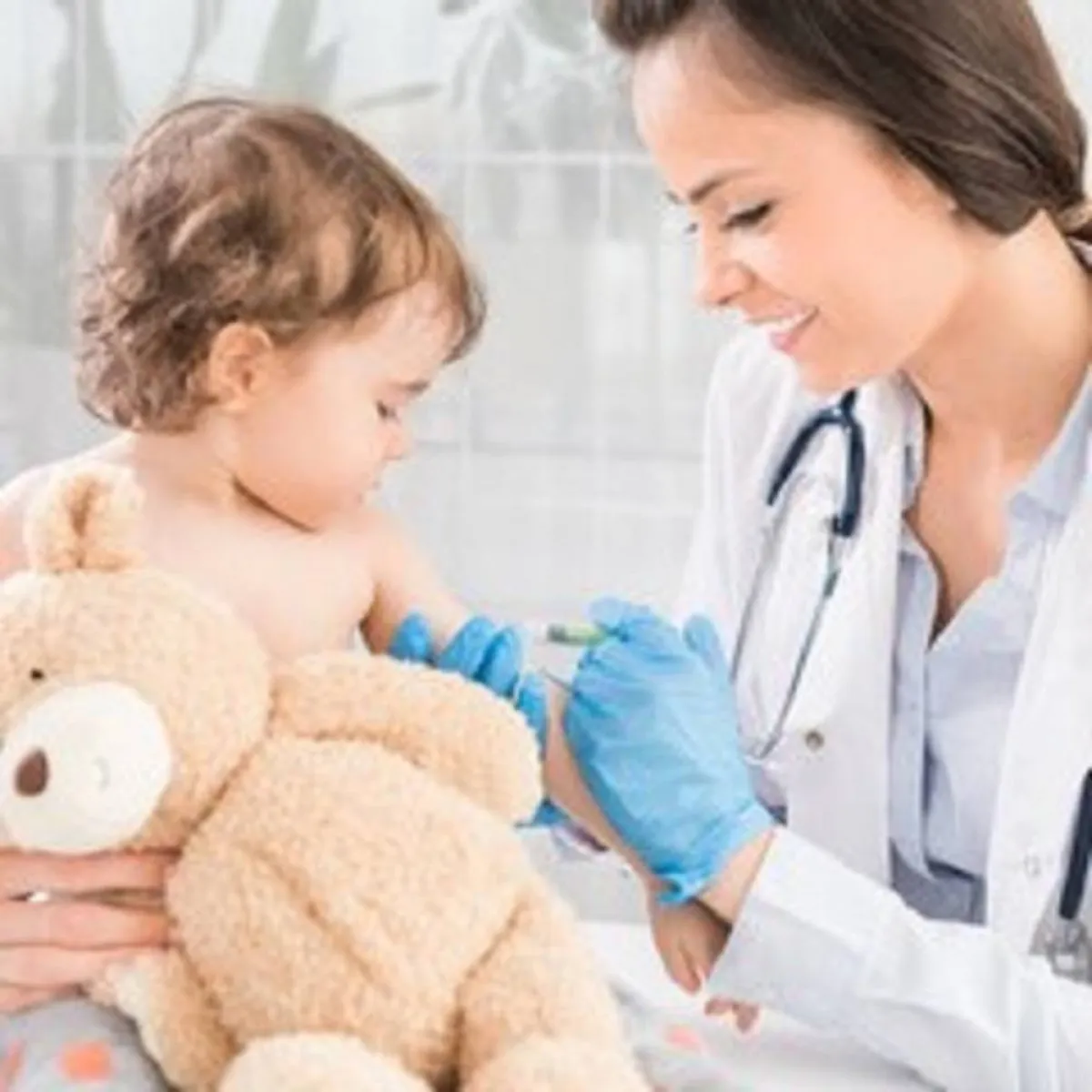 صورة لطبيبة وطفل