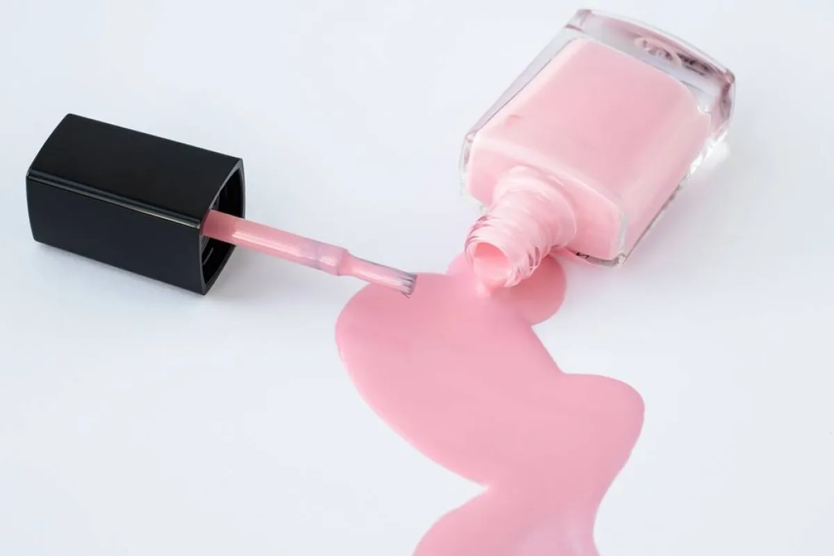 خطوات منزليّة متبعة للقضاء على بقع المانيكير، التي تلطّخ الزجاج