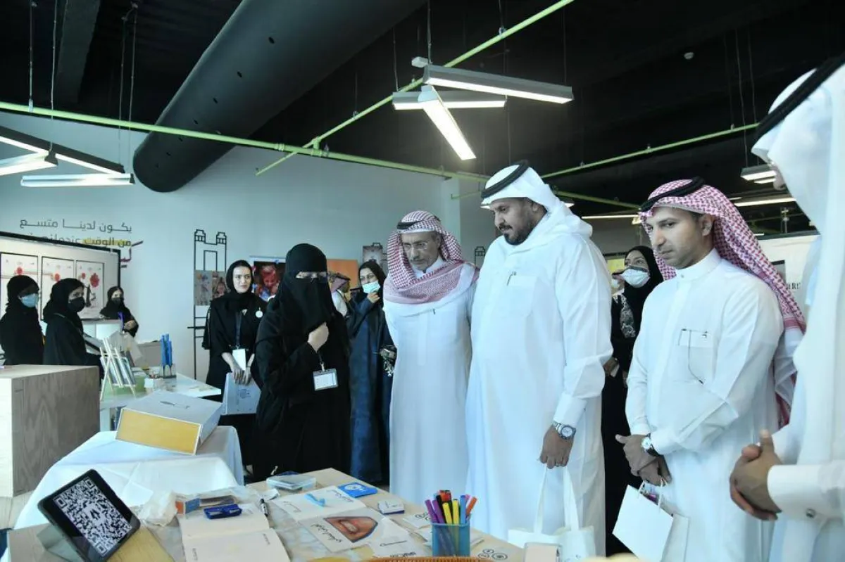 كُليَّة التَّصاميم والفنون بجامعة أمِّ القرى تقيم معرض فكرة مُصمِّم  المشكلة والحل