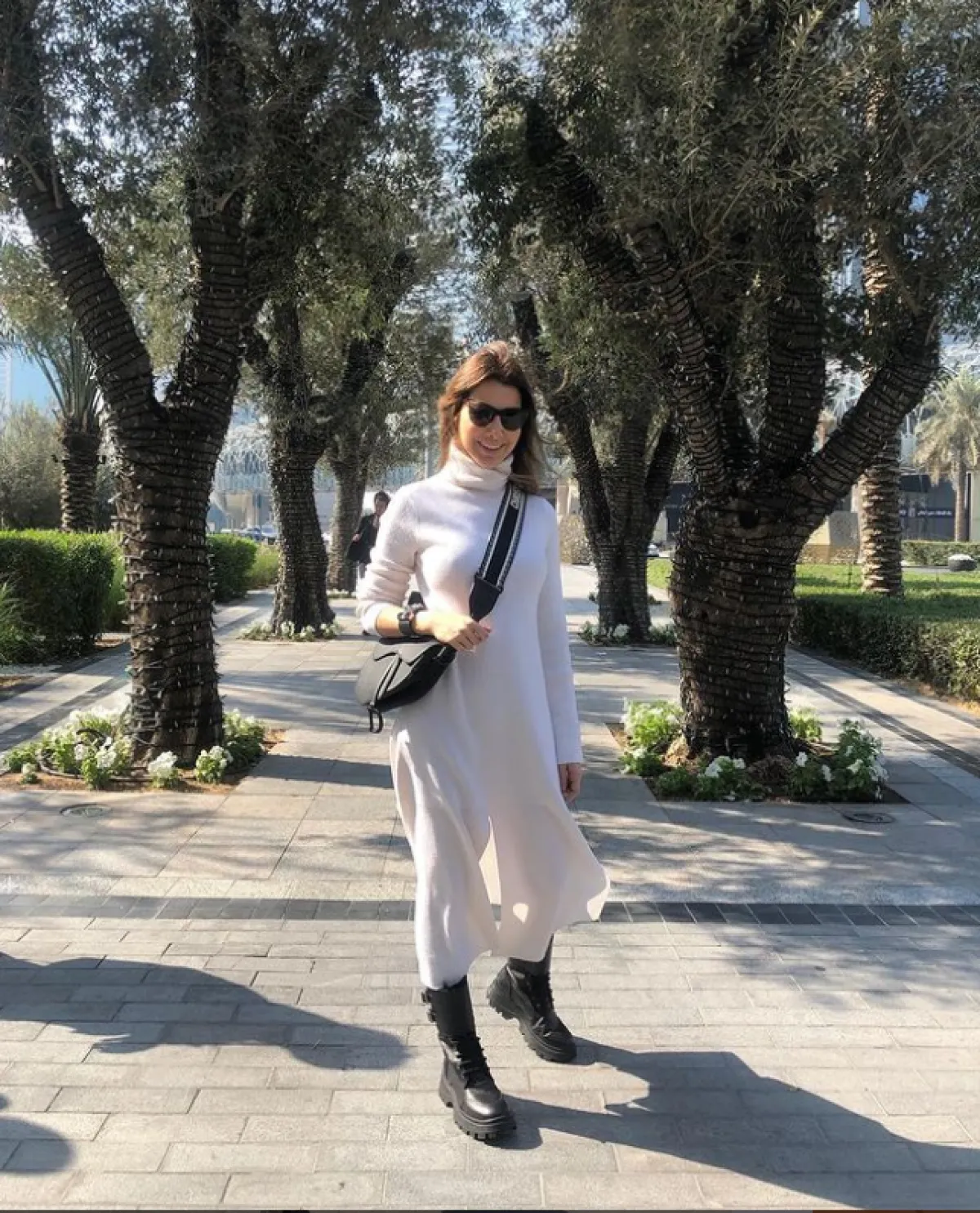 نانسي تحمل حقيبة من طراز ميسنجر