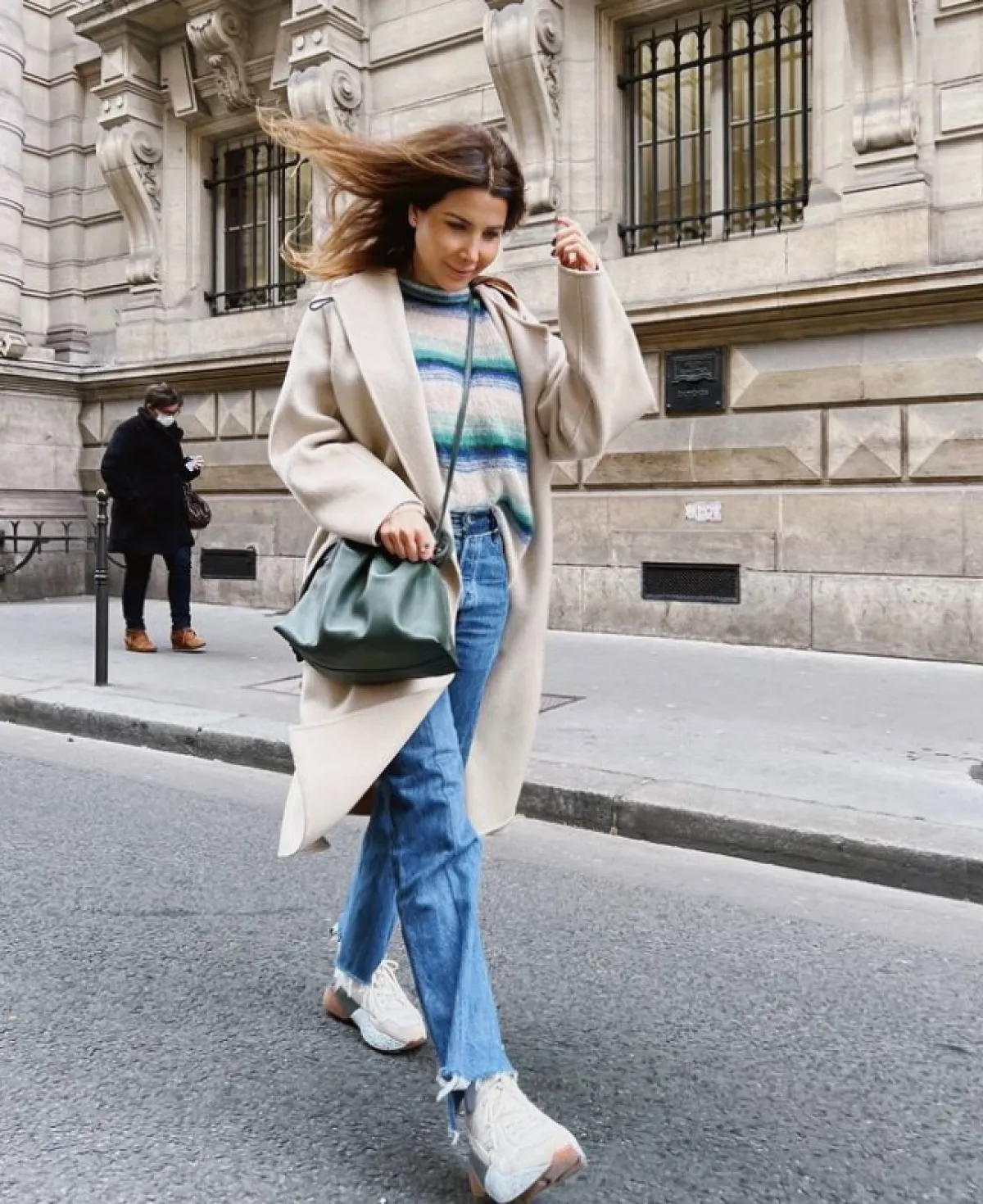 نانسي تتدثر بمعطف مع سروال الدنيم