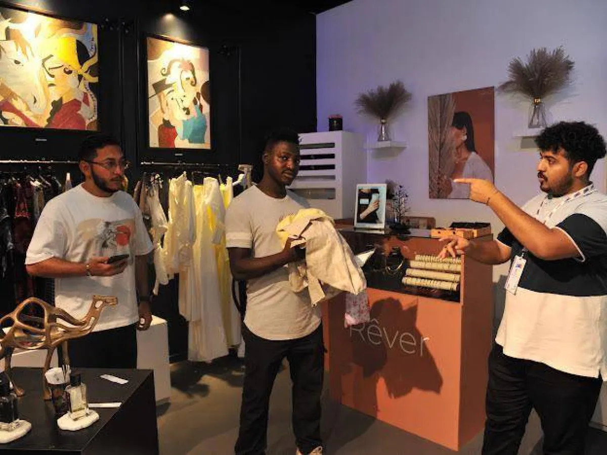 شباب يعملن باحد المحلات المشاركة بالموسم