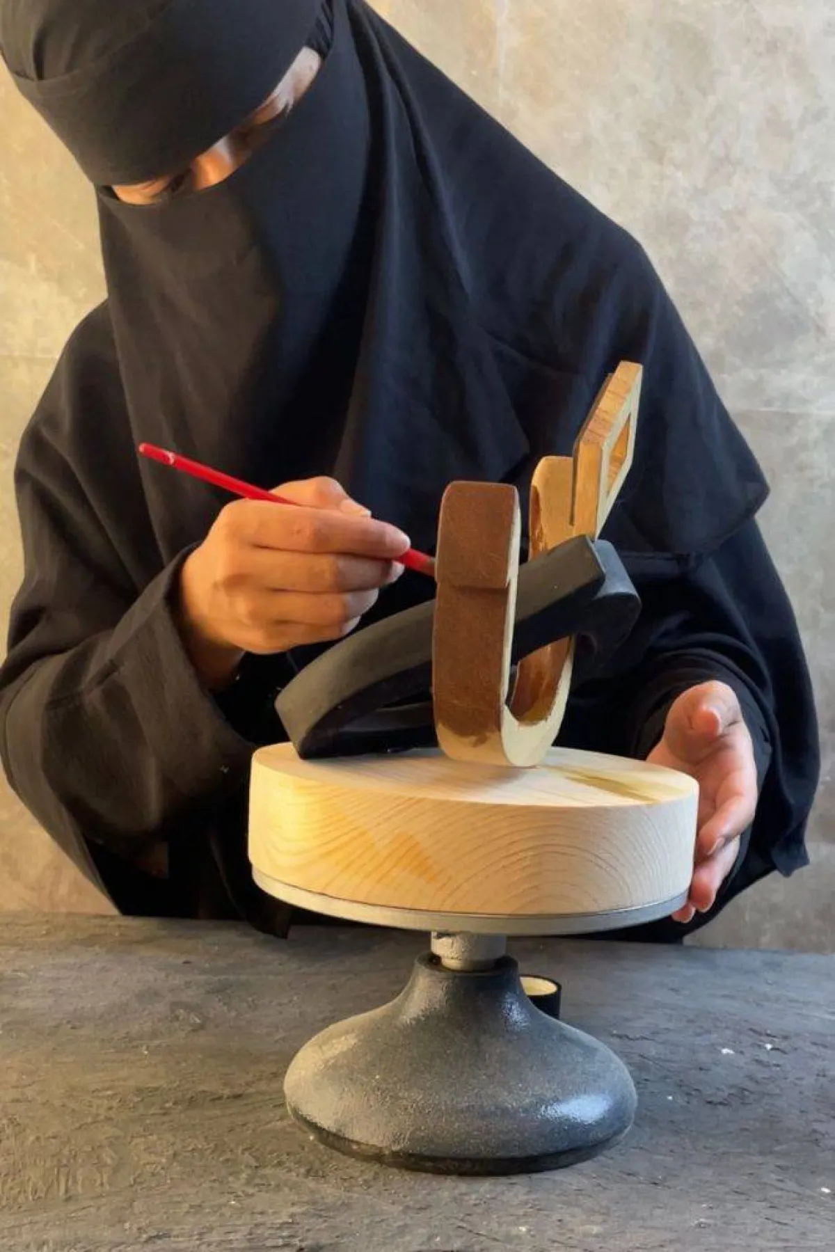 صورة تظهر اغاريد وهي تقوم بأعمال مشروعها مصدر الصورة اغاريد