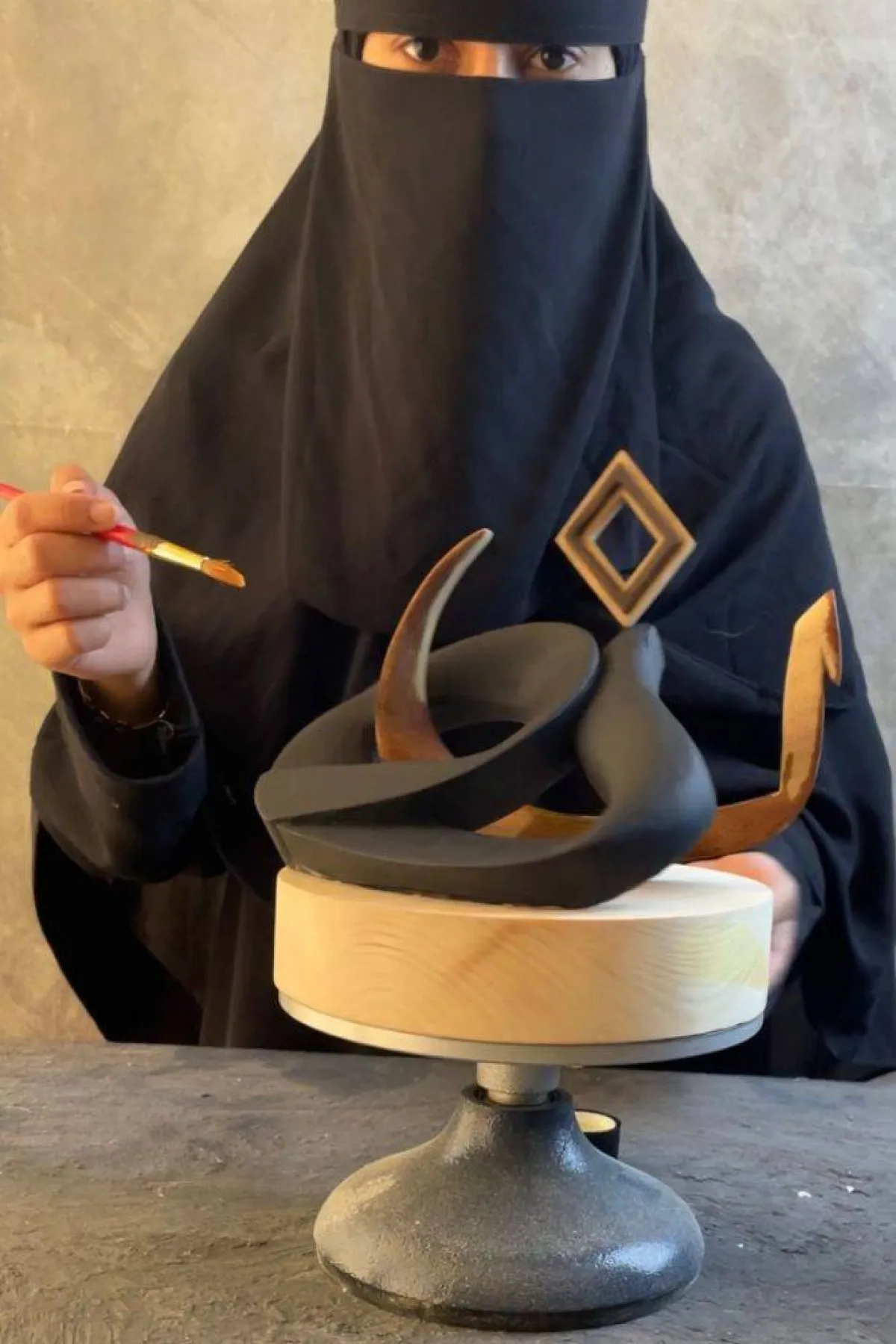 صورة تظهر اغاريد وهي تقوم بأعمال مشروعها مصدر الصورة اغاريد