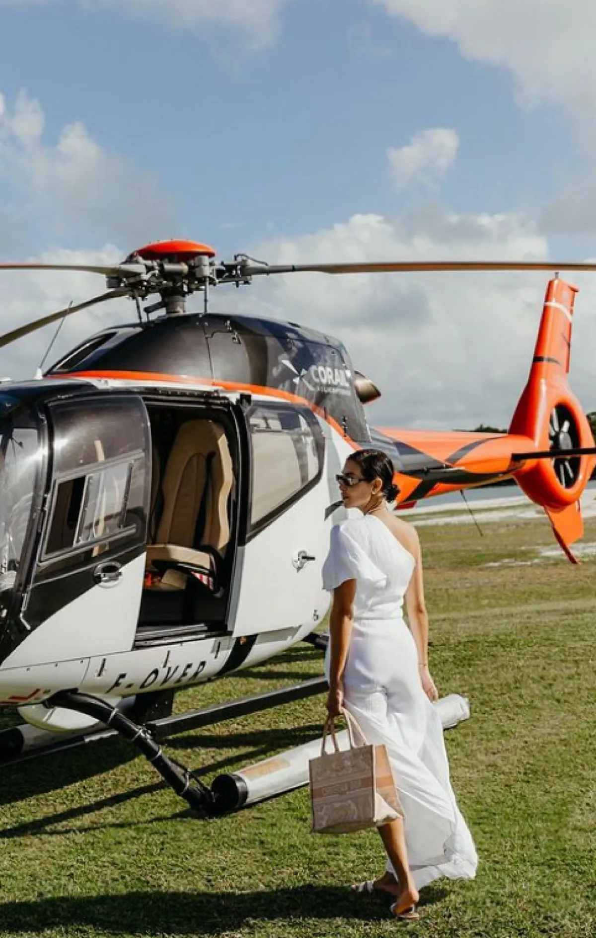 ياسمين ترتدي الأبيض بكتف واحدة