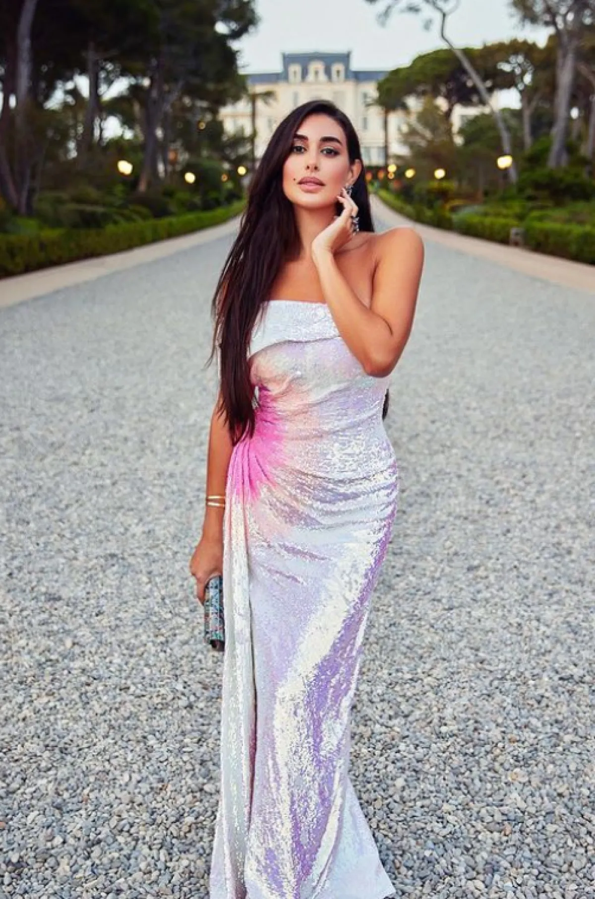 ياسمين صبري ترتدي الميتاليكي