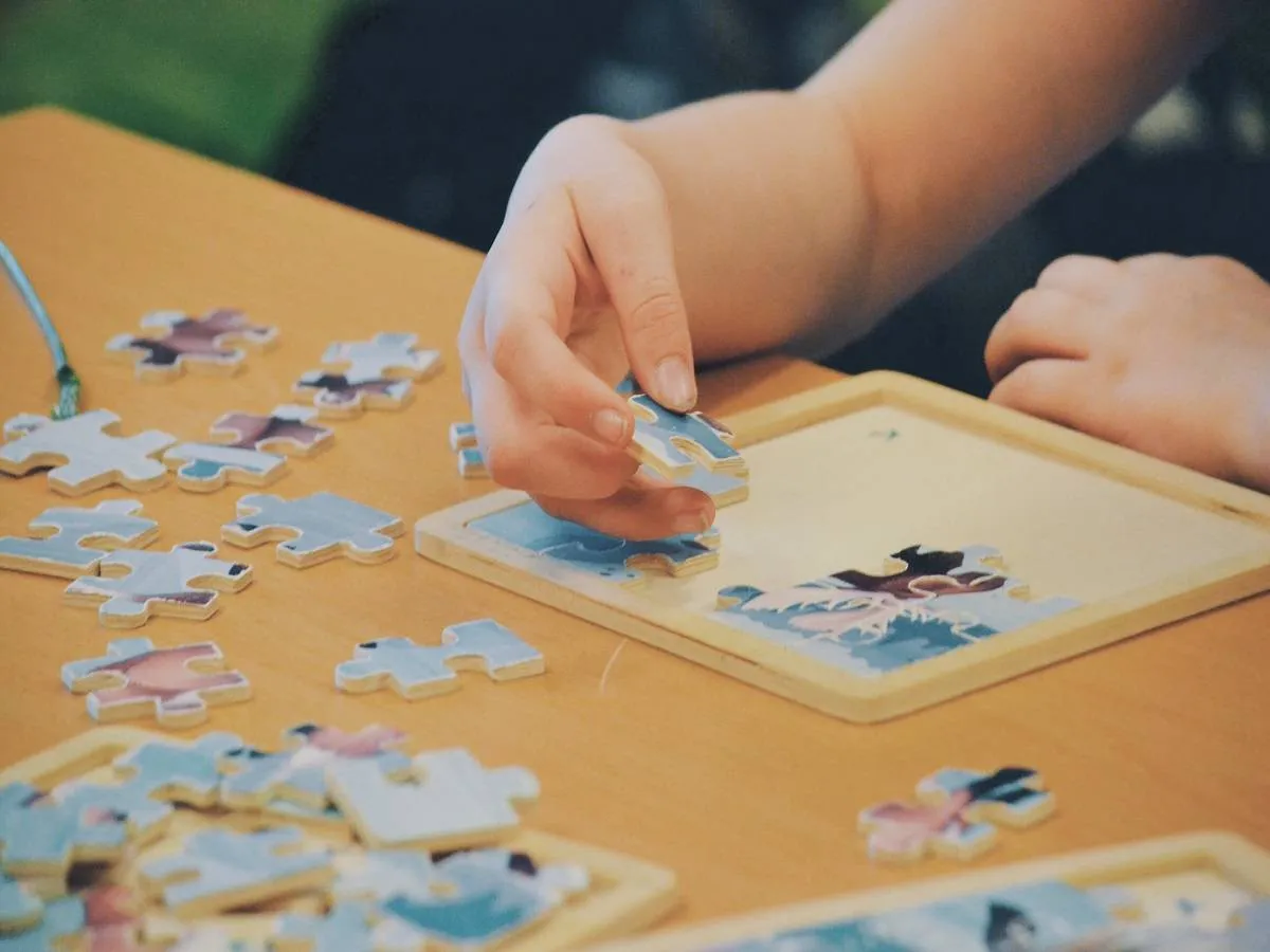 صورة لطفل يلعب البازل