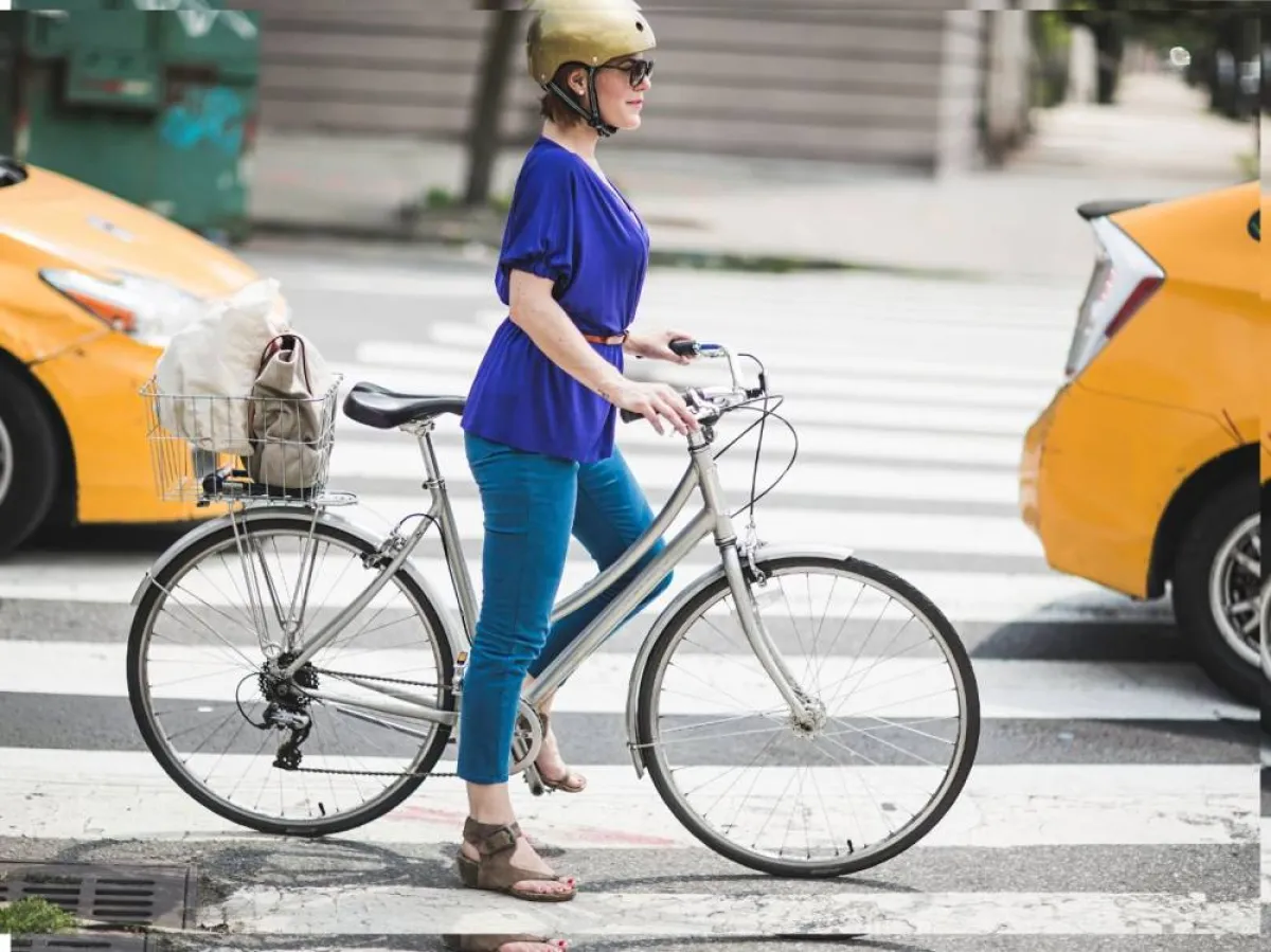 فتاة تقود دراجة