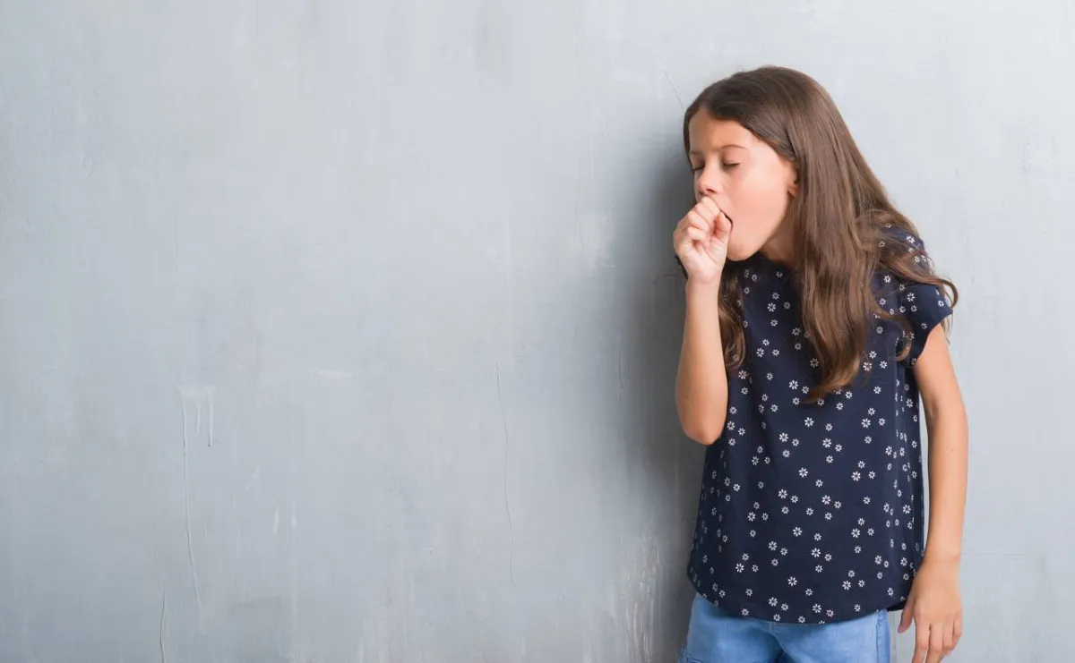 صورة لفتاة مصابة بالسعال