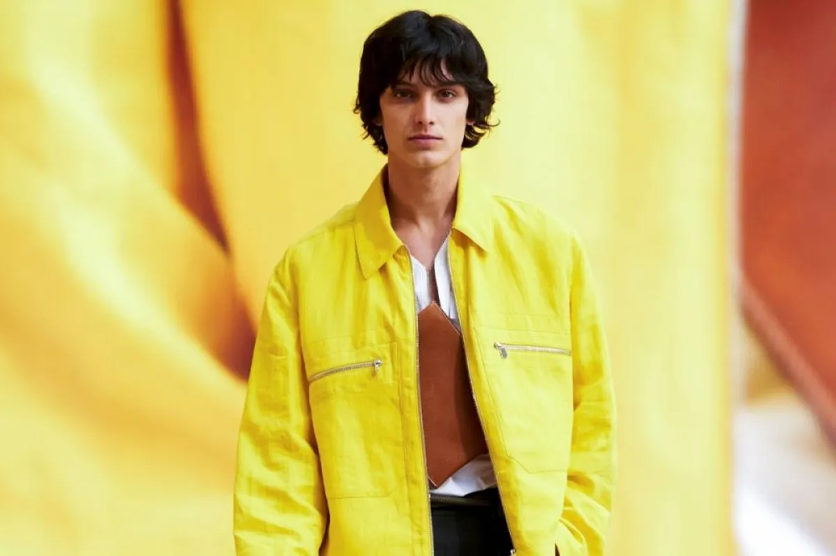 الأصفر في الملابس الرجالية