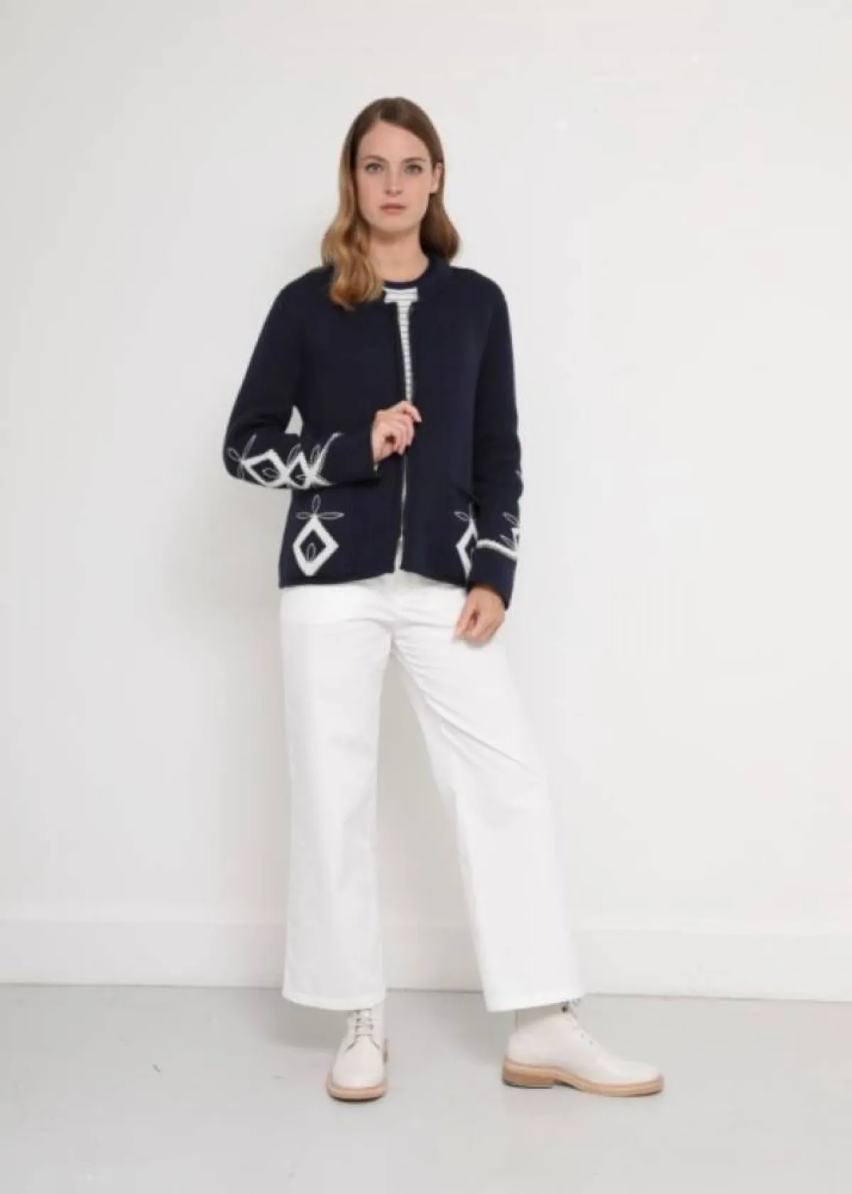 تنسيق السروال الأبيض لصيف 2022 من بادغلاي ميشكا Badglay Mischka