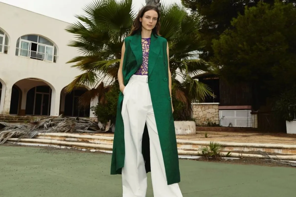 تنسيق السروال الأبيض لصيف 2022 من بادغلاي ميشكا Badglay Mischka