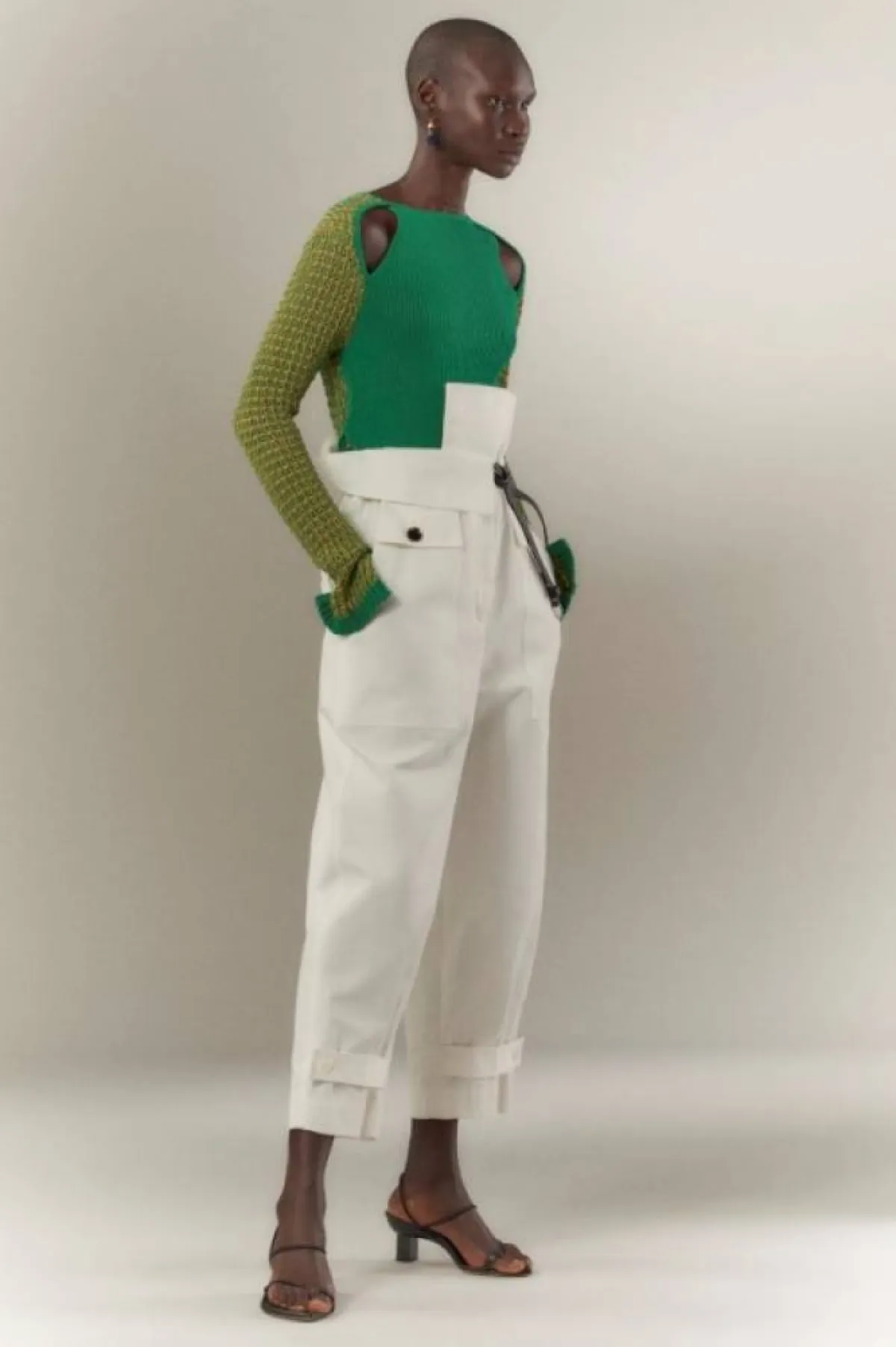 تنسيق السروال الأبيض لصيف 2022 من بادغلاي ميشكا Badglay Mischka