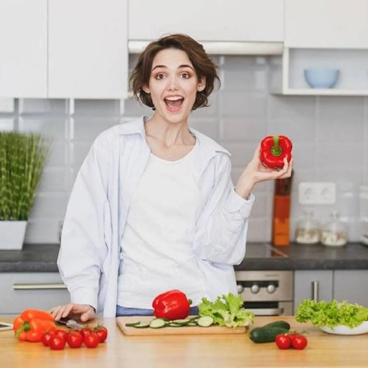 صورة لحامل تُعِدُّ الفطور