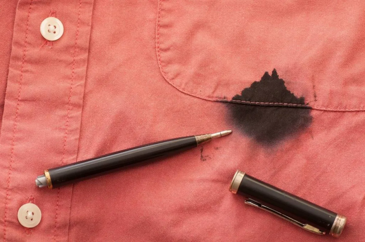 مكوّنات مساعدة في إزالة بقع الحبر الجاف عن الملابس الملونة