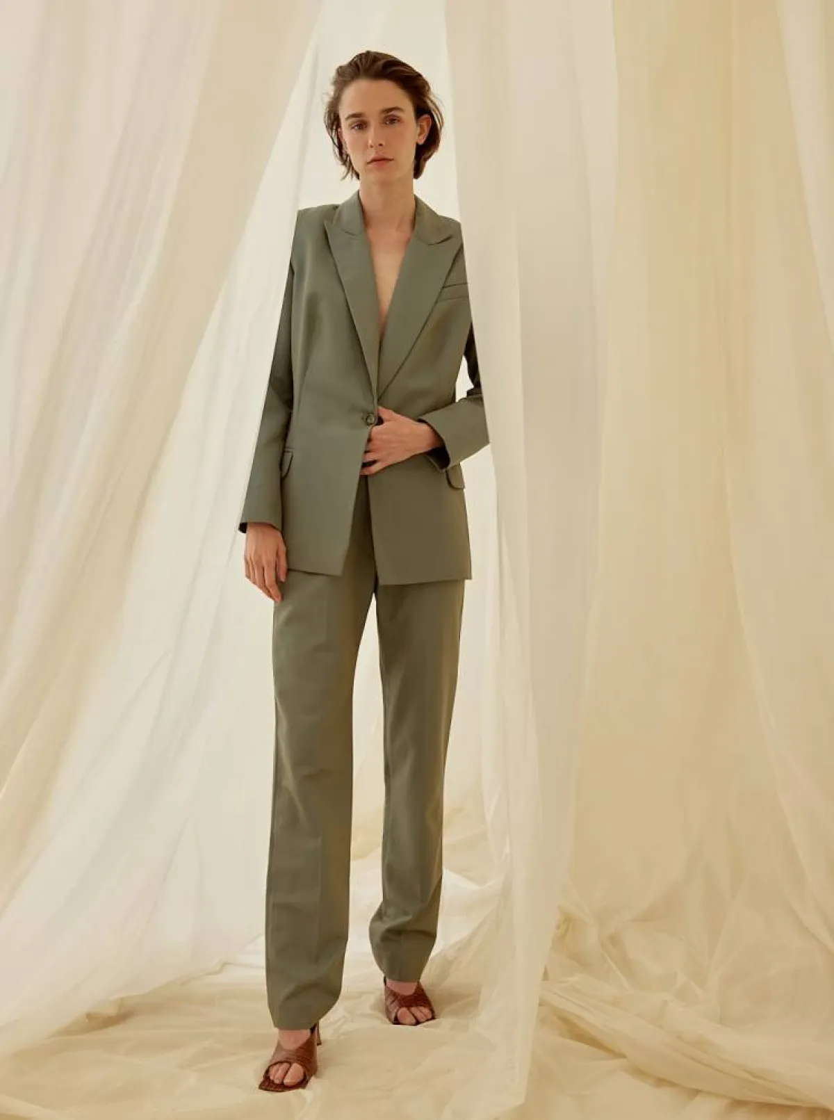 من تصاميم  المصمّمة رينوا ياسين