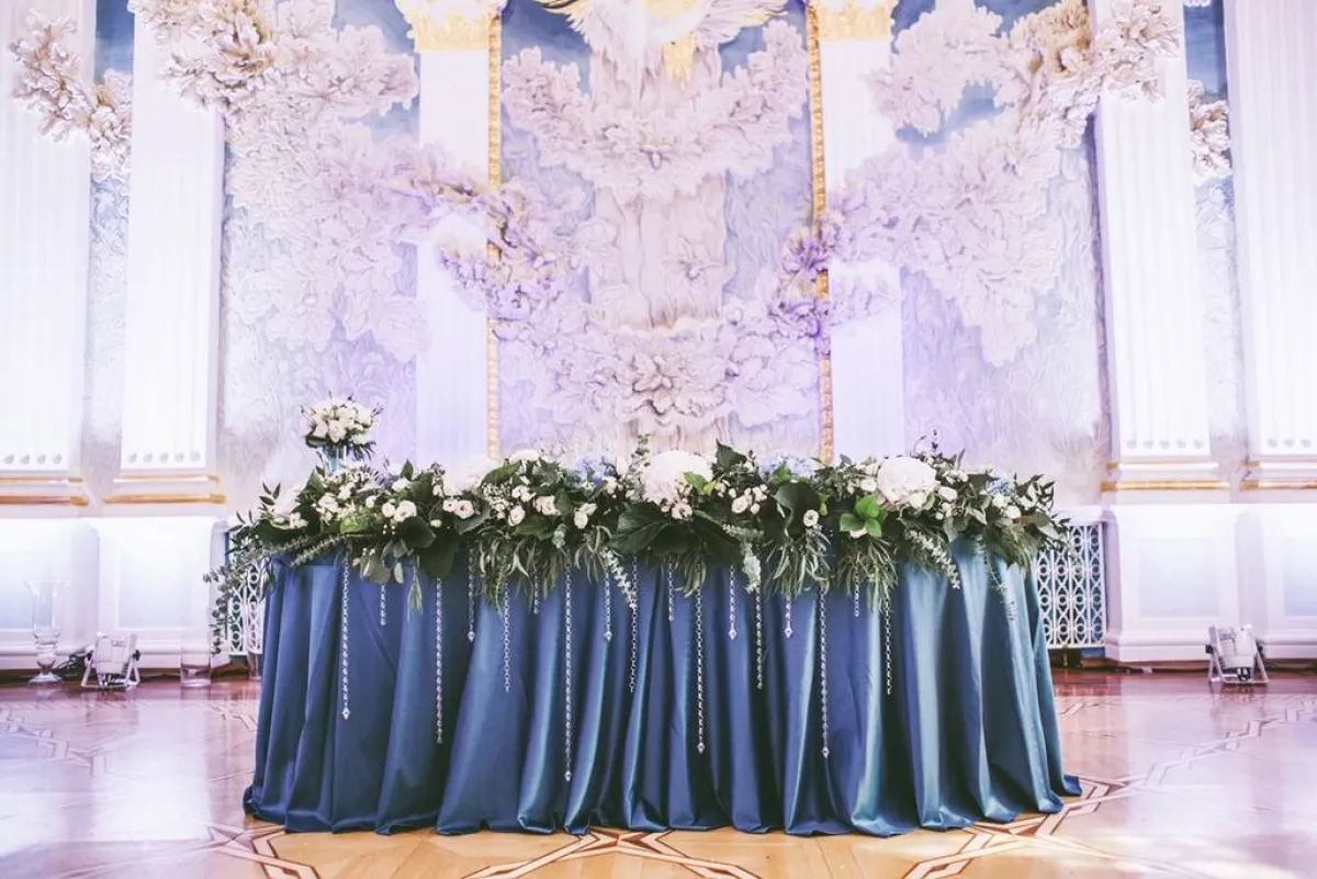 تصميم ديكورات الجدران قد يقتصر على الجدار الرئيس الخاصّ بالكوشة 