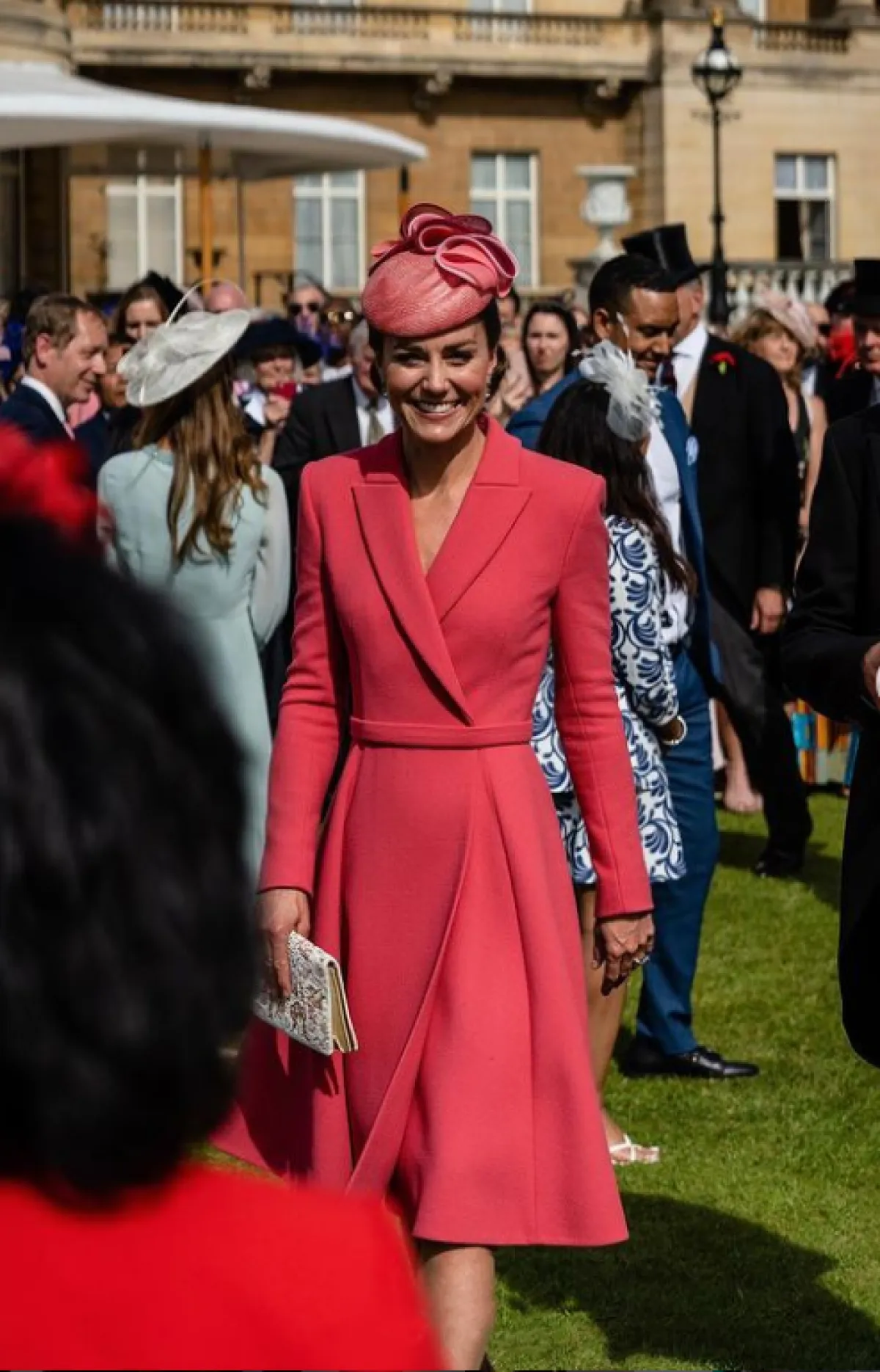 كيت ميدلتون ترتدي الفستان المعطف الوردي