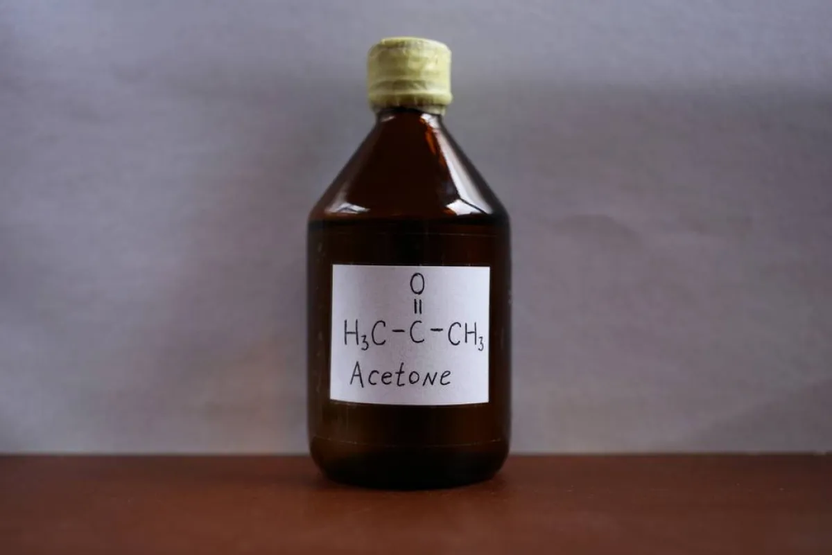 الأسيتون ينزع بقع الطلاء الجافّة عن الألومينيوم