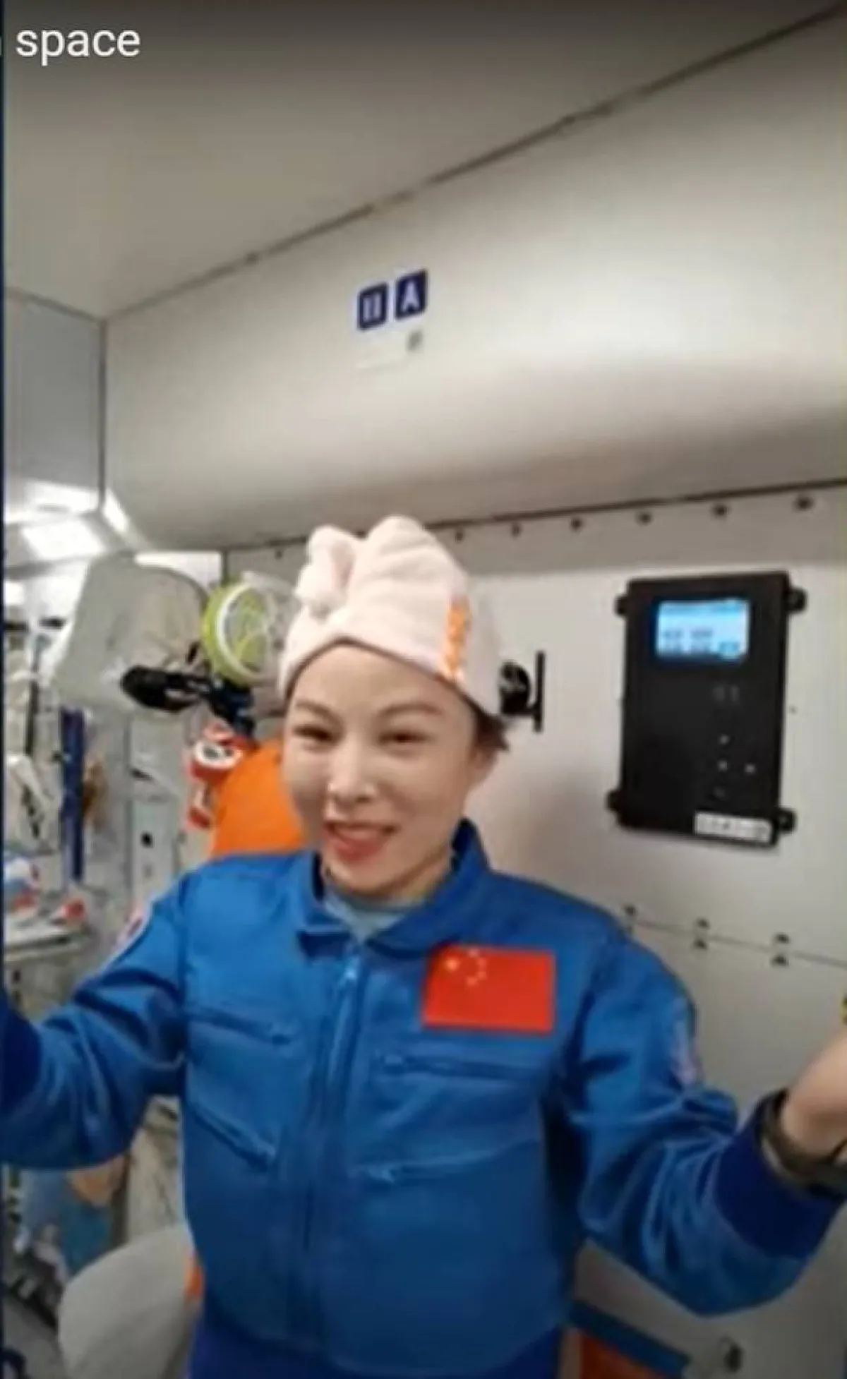 رائدة فضاء صينية توضح كيفية غسل الشعر في محطة الفضاء