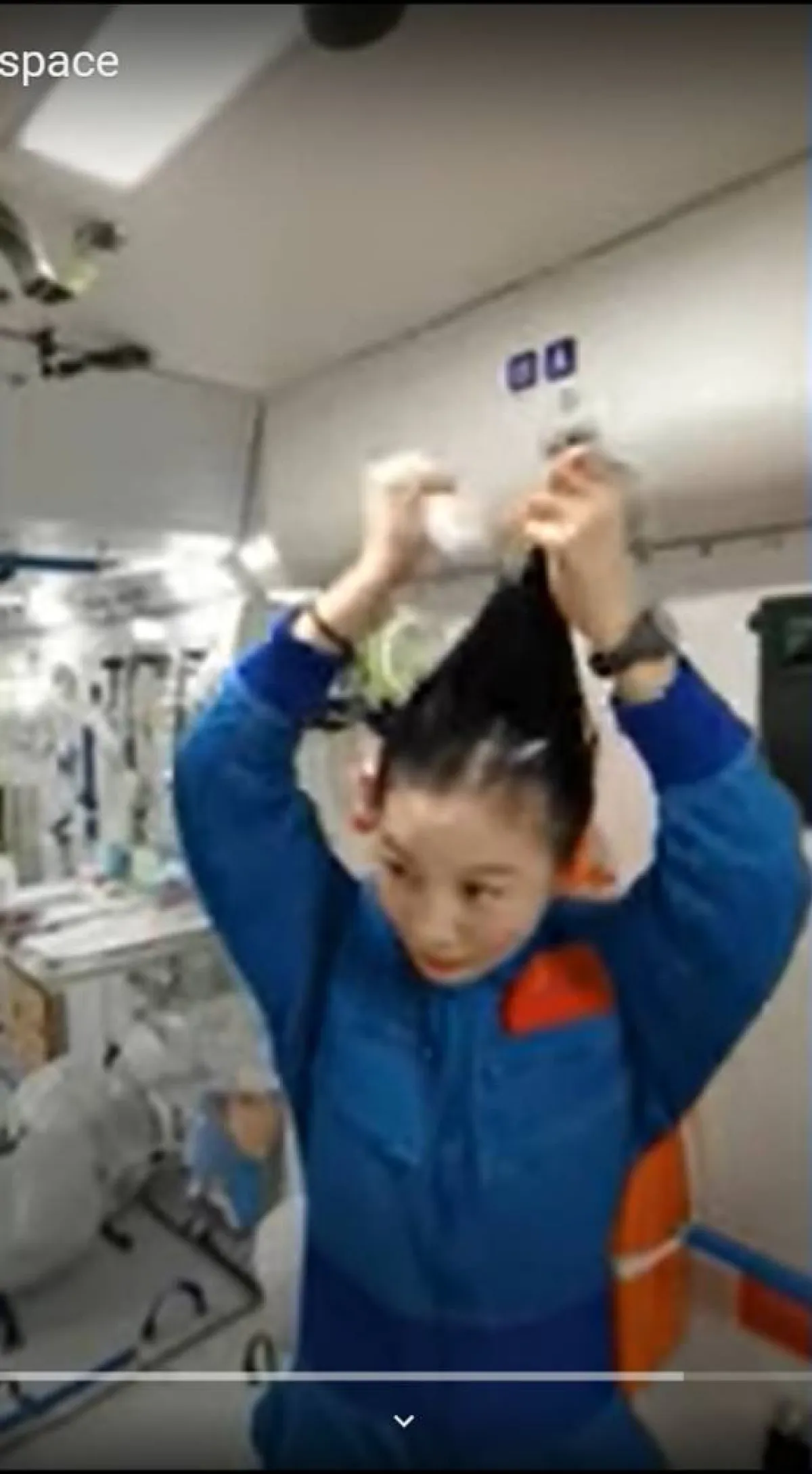 رائدة فضاء صينية توضح كيفية غسل الشعر في محطة الفضاء