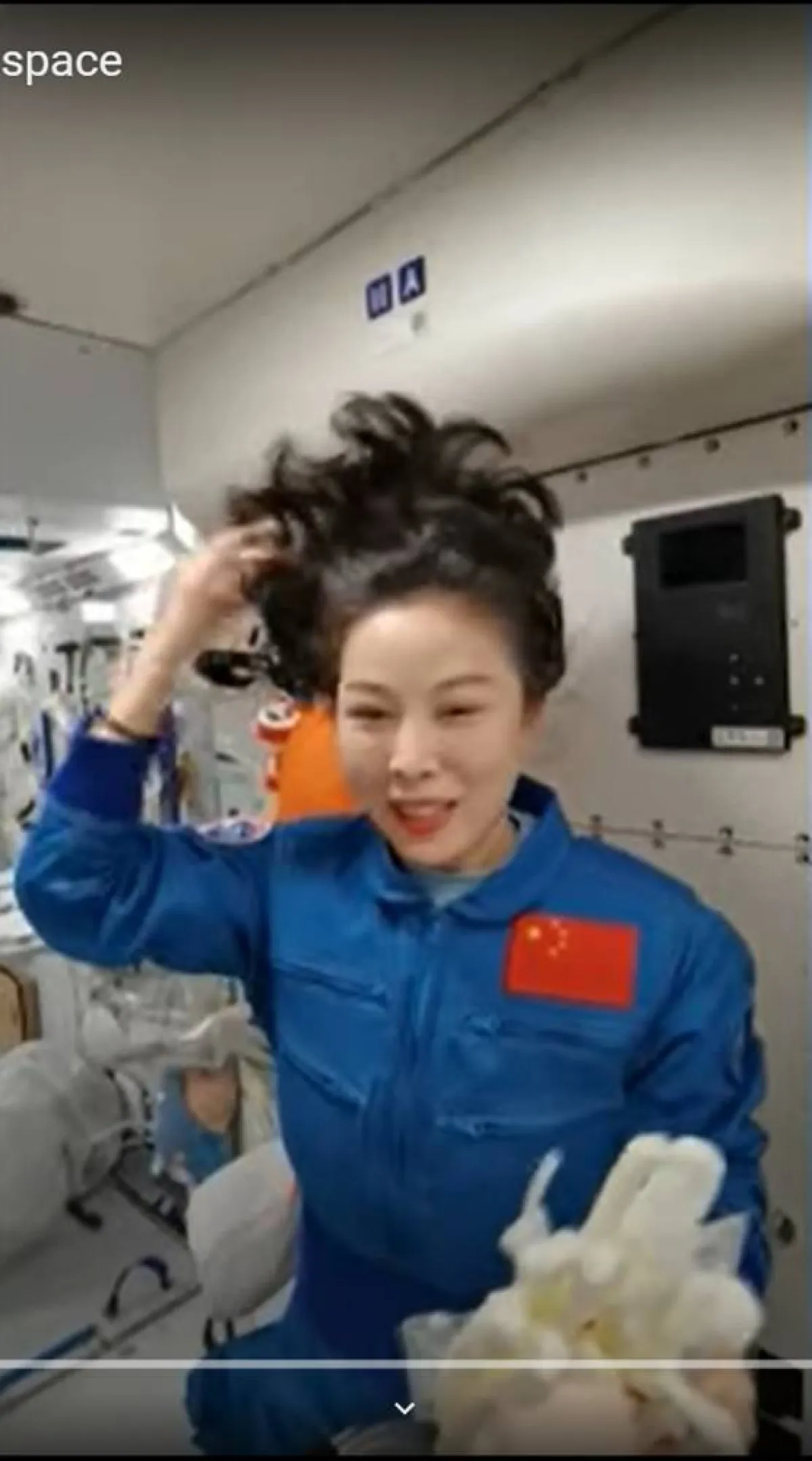 رائدة فضاء صينية توضح كيفية غسل الشعر في محطة الفضاء