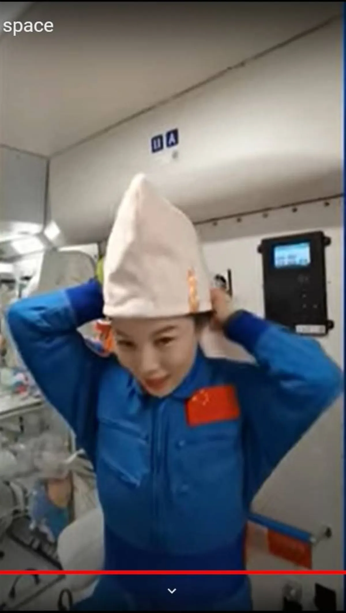 رائدة فضاء صينية توضح كيفية غسل الشعر في محطة الفضاء