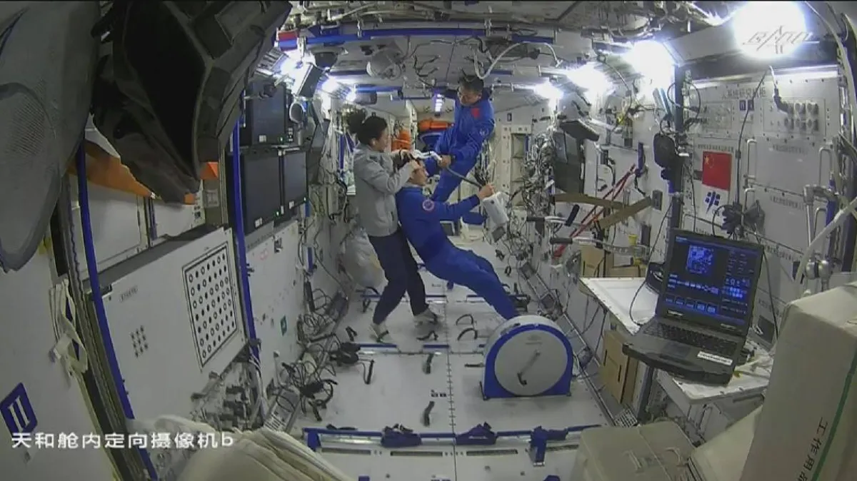 رائدة فضاء صينية توضح كيفية غسل الشعر في محطة الفضاء