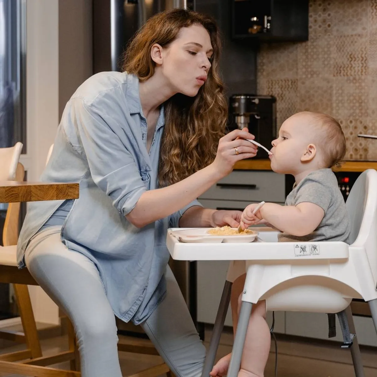 صورة لأم تطعم طفلها المانجو