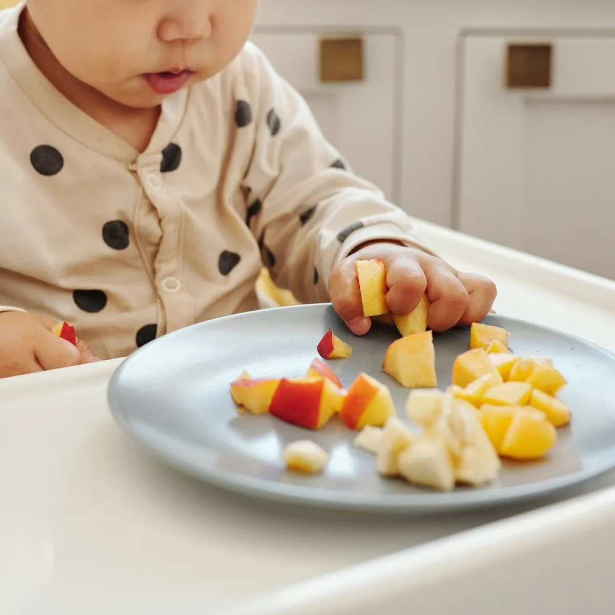 صورة لطفل يأكل بنفسه