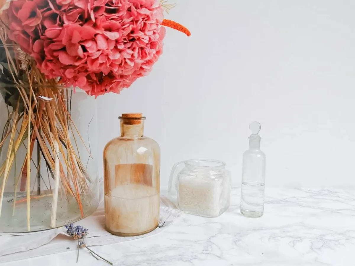 المواد المستخدمة في نزع بقع أقلام الكتابة على السبورة البيضاء، تشتمل على الصابون الزيتي