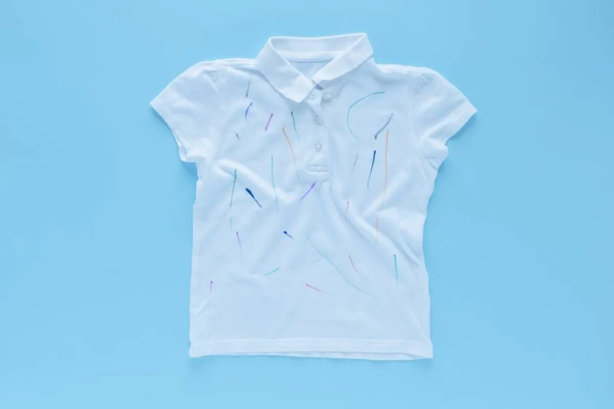 قميص أبيض متسخ بالبقع