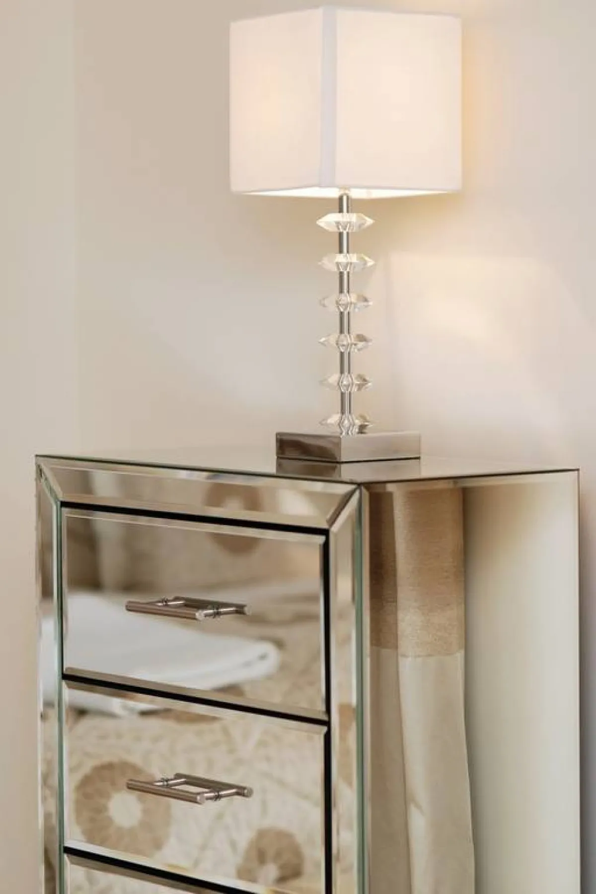 منضدة مصمّمة من المرايا   