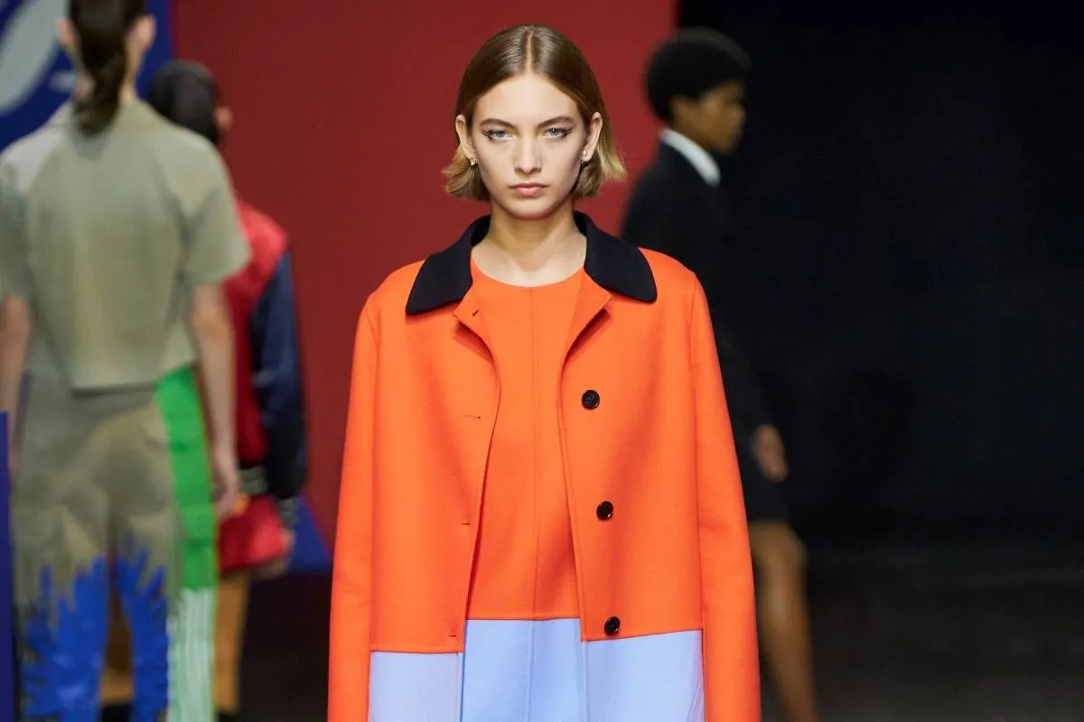 كيف نرتدي اللون البرتقالي 