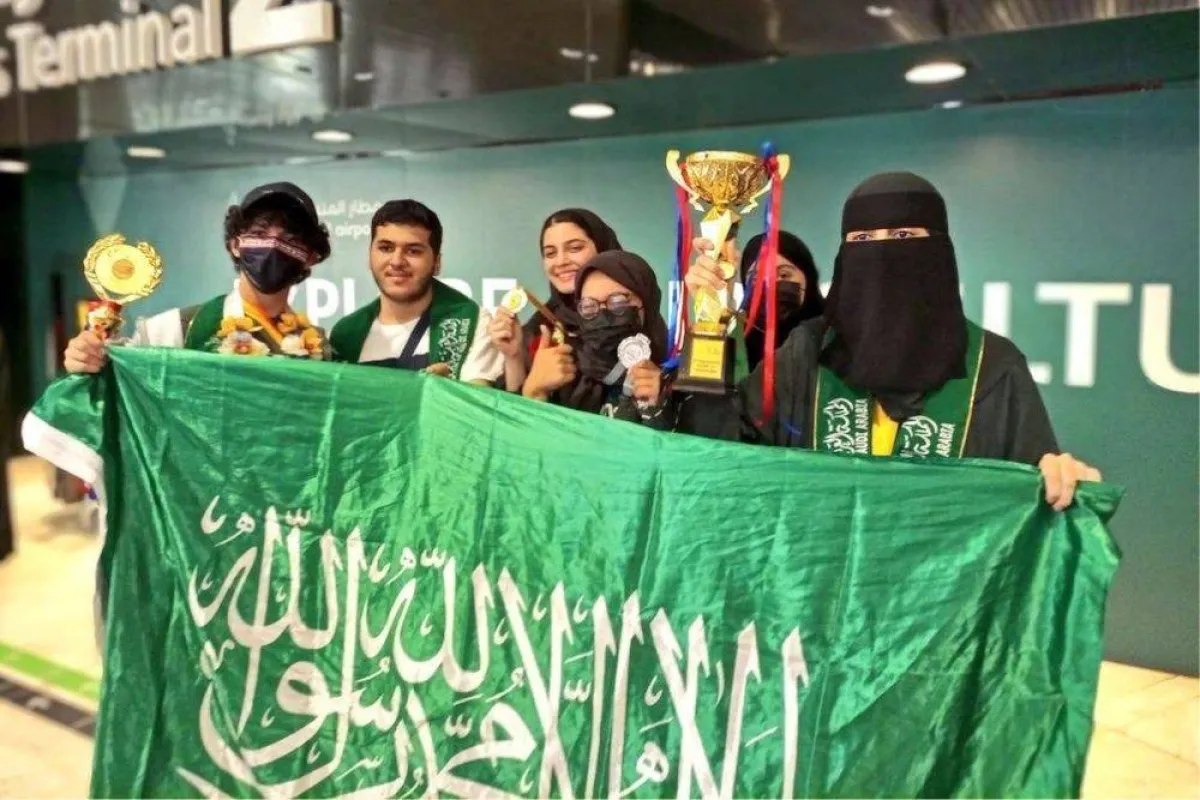 صورة تظهر المبتكرة أميرة العجلان مع زملائها المبتكرين مصدر الصورة أميرة العجلان