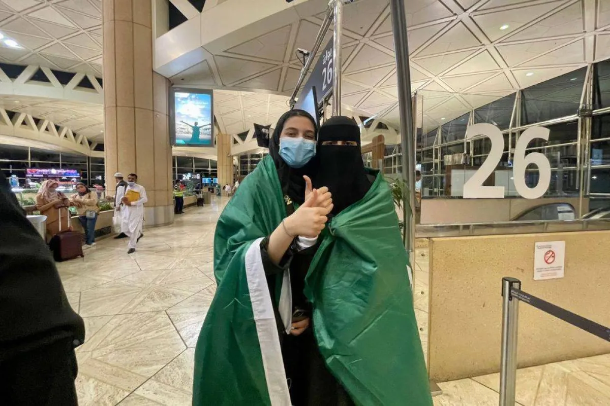 صورة تظهر المبتكرة أميرة العجلان مع احدى زميلاتها مصدر الصورة أميرة العجلان