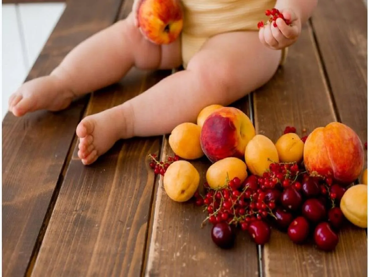 صورة لطفل يتناول المشمش