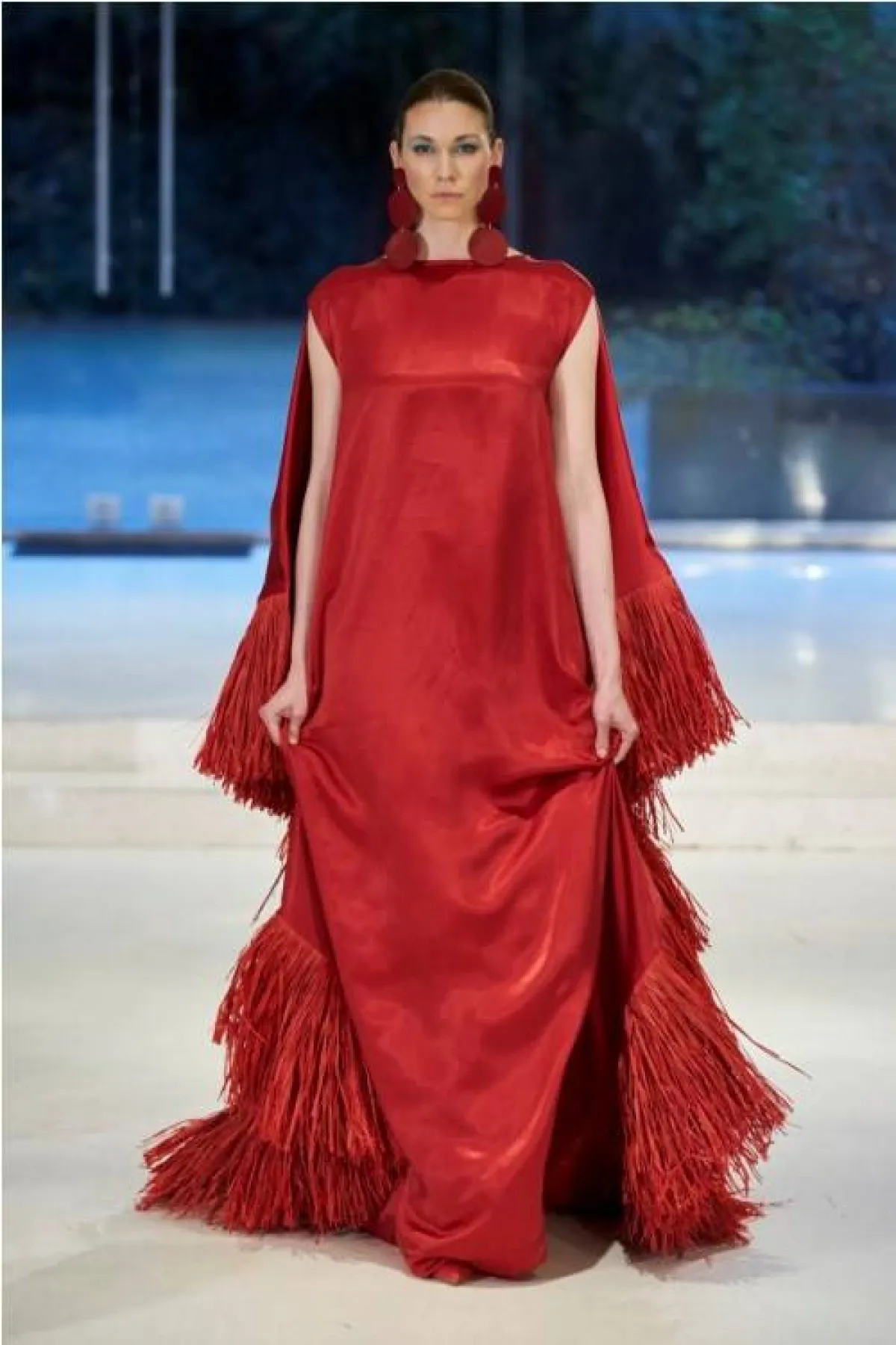فستان سهرة فاخر باللون الأحمر من إيمان آييسي  Iman Ayissi